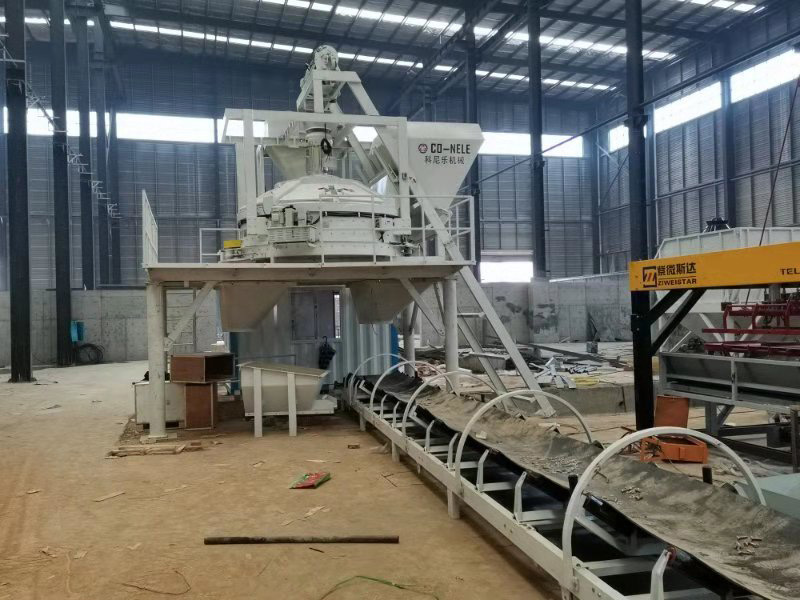 PC xíngxīng shì yùzhì hùnníngtǔ jiǎobàn zhàn zhuāngpèi shì jiànzhú yǐ chéngwéi bìrán qūshì. Rán'ér, chuántǒng yùzhì gòujiàn shēngchǎn chángqí miànlín rénlì chéngběn gāo, shēngchǎn xiàolǜ bōdòng dà, jiǎobàn yún zhí xìngchà yǐjí fèiliào lìyòng lǜ dī děng tòngdiǎn.2025 Nián, āliánqiú PC yùzhì hùnníngtǔ zhìzào shāng yǐnjìnle PC yùzhì qiáng bǎn quán zìdòng shēngchǎnxiàn, bìng pèitào jiànshèle CO-NELE gōngsī de PC zhuānyòng lìzhóu xíngxīng shì hùnníngtǔ jiǎobàn zhàn. Gāi zǔhé fāng'àn zì 2025 nián dì sì jìdù quánmiàn tóuchǎn hòu, bùjǐn shíxiànle “wú rén huà” shēngchǎnxiàn de luòdì, gèng zài gōngyè fèizhā zīyuán huà lìyòng fāngmiàn qǔdéle xiǎnzhù túpò. PC qiáng bǎn quán zìdòng shēngchǎnxiàn——cóng “zhìzào” dào “zhìzào” zài āliánqiú PC yùzhì hùnníngtǔ zhìzào shāng shēngchǎn xiànchǎng, kàn bù dào chuántǒng jiàncái gōngchǎng réntóucuándòng de jǐngxiàng. Quán zhǎng 100 yú mǐ de shēngchǎnxiàn shàng, jǐn yǒu 3 míng jìshù rényuán zài zhōngyāng kòngzhì shì jìnxíng jiānkòng. Zhè biàn shì gāi xiàngmù dì héxīn——PC qīng zhì qiáng bǎn quán zìdòng shēngchǎnxiàn. 1. Gāodù jíchéng de zìdònghuà xìtǒng gāi shēngchǎnxiàn yóu chéngxíng jī xìtǒng, qiēgē jī xìtǒng, shūsòng jī xìtǒng, qǐdiào jī xìtǒng, diàn kòng xìtǒng, qìdòng xìtǒng jí wùliào shūsòng xìtǒng děng bādà fēn xìtǒng wú fèng xiánjiē ér chéng. Zhōngyāng kòngzhì xìtǒng zuòwéi “dànǎo”, tōngguò fèn bù zài quánxiàn de xìnhào cǎiyàng kāiguān, shíshí tiáokòng měi yīdào gōngxù. Zhìnéng kòngzhì móshì: Cǎiyòng “zhōngyāng jìsuànjī zìdòng kòngzhì +shǒudòng bèifèn” de shuāng mó shèjì. Zài zhèngcháng shēngchǎn shí, xìtǒng gēnjù yù shè cānshù zìdòng wánchéng pèiliào, chéngxíng, qiēgē, mǎ duǒ quán liúchéng; zài tiáoshì huò tèshū gōng kuàng xià, gōngchéngshī kě tōngguò shǒudòng cāozuò hé jìnxíng jīngxì huà tiáozhěng, quèbǎo shēngchǎnxiàn de róuxìng shìyìng nénglì. Shùjù huà shēngchǎn guǎnlǐ: Tōngguò MES xìtǒng duìjiē, měi yīkuài chūchǎng de qiáng bǎn dōu bèi fùyǔ wéiyī “shēnfèn zhèng”, jìlùle shēngchǎn shíjiān, cāozuò bānzǔ jí yuánliào pī cì, shíxiànle quán shēngmìng zhōuqí de zhìliàng zhuīsù. 2. Héxīn chéngxíng jìshù dì túpò shēngchǎnxiàn de héxīn zàiyú chéngxíng jī xìtǒng. Běn xiàngmù cǎiyòng de shèbèi jīyú zhèndòng jǐ yā chéngxíng yuánlǐ, zhēnduì PC yùzhì qiáng bǎn zhuānmén yōuhuà. Dì èr zhāng:PC zhuānyòng xíngxīng shì jiǎobàn zhàn——jīngzhǔn gōngnéng de “xīnzàng” rúguǒ shuō chéngxíng jī shì qūgàn, nàme wèi PC shēngchǎnxiàn yuányuán bùduàn tígōng “xiěyè” de, zhèng shì yǔqí jǐnlín jiànshè de PC zhuānyòng hùnníngtǔ jiǎobàn zhàn. Zhēnduì PC yùzhì gòujiàn duì hùnníngtǔ de gāo biāozhǔn yāoqiú, āliánqiú PC yùzhì hùnníngtǔ zhìzào shāng xuǎn pèile CO-NELE gōngsī de CMP1000 lìzhóu xíngxīng shì hùnníngtǔ jiǎobàn zhǔjī. 1. Wèishéme xuǎnzé xíngxīng shì jiǎobàn? PC yùzhì qiáng bǎn, tèbié shì lìyòng gù fèi shēngchǎn de qīng zhì qiáng bǎn, duì hùnníngtǔ de hé yì xìng, yún zhí xìng hé xiānwéi fēnsàn xìng yāoqiú jí gāo. Chuántǒng de shuāng wò zhóu jiǎobànjī wǎngwǎng lìbùcóngxīn. Fùzá de duìliú yùndòng: Lìzhóu xíngxīng shì jiǎobànjī zài gōngzuò shí, jiǎobàn bì wéirào jiǎobàn tǒng zhōngxīn jìnxíng gōngzhuàn de tóngshí, jiǎobàn yèpiàn zìshēn jìn háng gāosù zìzhuǎn. Zhè zhǒng dútè de nìliú xíngxīng shì yùndòng guǐjì, zài jiǎobàn tǒng nèi xíngchéngle jùliè de duōwéi duìliú xúnhuán. Wú sǐjiǎo de jiǎn qiè lì: Fùzá de yùndòng guǐjì quèbǎole wùliào zài tǒng tǐnèi 360 dù wú sǐjiǎo shòudào qiángliè de jiǎn qiè, duìliú hé kuòsàn zuòyòng. Jíshǐ shì zài tiānjiāle duǎn qiè xiānwéi huò yòngliàng jí shǎo de wàijiā jì shí, yě néng zài jí duǎn shíjiān nèi (tōngcháng 60 miǎo nèi) jiāng qí jūnyún fēnsàn yú hùnhé liào zhōng, zhè duìyú bǎozhèng qīng zhì qiáng bǎn de qiángdù yīzhì xìng hé fángzhǐ kāiliè zhì guān zhòngyào. 2. Zhuān wèi PC shēngchǎnxiàn shèjì de jiégòu chuàngxīn gāi PC yùzhì hùnníngtǔ jiǎobàn zhàn zài shèjì zhī chū jiù chōngfèn kǎolǜle xiàyóu PC shēngchǎnxiàn de tèshū xūqiú: CO-NELE xíngxīng shì hùnníngtǔ jiǎobànjī pèibèi duō chūkǒu xiè liào shèjì: Kǎolǜ dào wèilái kěnéng kuòzhǎn dì èr tiáo shènzhì dì sān tiáo PC shēngchǎnxiàn, gāi jiǎobàn zhàn pèizhìle liǎng gè dúlì de xiè liào kǒu. Tōngguò yèyā kòngzhì, yī tái zhǔjī kěyǐ jiāotì xiàng liǎng tiáo bùtóng de shēngchǎnxiàn gōng liào, shíxiànle “yī jī shuāng xiàn”, dàdà jiàngdīle shèbèi tóuzī chéngběn. Tóngshí, zhēnduì PC gòujiàn pèi bǐ yángé de tèdiǎn, pèizhìle shuāng kāimén xiè liào jiégòu hé shuāng sù jìliàng xìtǒng, pèihé jìsuànjī de luòchā zìdòng bǔcháng gōng néng, quèbǎo shuǐní, shuǐ, wàijiā jì de jìliàng jīngdù dádào dòngtài 0.1%Jíbié. Dì sān zhāng: Ànlì xiàoyì fēnxī jīngguò jìn yīgè jìdù de shíjì yùnxíng, āliánqiú PC yùzhì hùnníngtǔ zhì zào shāng de zhè tào zǔhé zhuāngbèi jiāo chūle yī fèn liàng yǎn de chéngjì dān: Shēngchǎn xiàolǜ biāoshēng:PC shēngchǎnxiàn shèjì nénglì wèi dān bān nián chǎn 15 wàn píngfāng mǐ. Zài shíjì yùnxíng zhōng, tōngguò yōuhuà jiǎobàn zhàn gōng liào jiézòu, shíxiànle chéngxíng jī liánxù wěndìng jǐ yā, shíjì chǎnnéng jiējìn shèjì fēngzhí, wánquán mǎnzúle sān bān liánxù yùnzhuǎn de xūqiú. Chǎnpǐn zhí liàng yuèshēng: Xíngxīng shì jiǎobànjī tígōng de jiāng liào shǐdé qiáng bǎn nèibù jiégòu jūnyún, wàiguān píngzhěng dù gāo. Jīng jiǎncè, chǎnpǐn kàng yā qiángdù hé shōusuō zhí jūn yōu yú guójiā biāozhǔn, shīgōng hòu qiáng tǐ kōng gǔ, kāiliè xiànxiàng dàfú jiǎnshǎo. 展开 1,588 PC Planetary Precast Concrete batching Plant PC xíngxīng shì yùzhì hùnníngtǔ jiǎobàn zhàn zhuāngpèi shì jiànzhú yǐ chéngwéi bìrán qūshì. Rán'ér, chuántǒng yùzhì gòujiàn shēngchǎn chángqí miànlín rénlì chéngběn gāo, shēngchǎn xiàolǜ bōdòng dà, jiǎobàn yún zhí xìngchà yǐjí fèiliào lìyòng lǜ dī děng tòngdiǎn.2025 Nián, āliánqiú PC yùzhì hùnníngtǔ zhìzào shāng yǐnjìnle PC yùzhì qiáng bǎn quán zìdòng shēngchǎnxiàn, bìng pèitào jiànshèle CO-NELE gōngsī de PC zhuānyòng lìzhóu xíngxīng shì hùnníngtǔ jiǎobàn zhàn. Gāi zǔhé fāng'àn zì 2025 nián dì sì jìdù quánmiàn tóuchǎn hòu, bùjǐn shíxiànle “wú rén huà” shēngchǎnxiàn de luòdì, gèng zài gōngyè fèizhā zīyuán huà lìyòng fāngmiàn qǔdéle xiǎnzhù túpò. PC qiáng bǎn quán zìdòng shēngchǎnxiàn——cóng “zhìzào” dào “zhìzào” zài āliánqiú PC yùzhì hùnníngtǔ zhìzào shāng shēngchǎn xiànchǎng, kàn bù dào chuántǒng jiàncái gōngchǎng réntóucuándòng de jǐngxiàng. Quán zhǎng 100 yú mǐ de shēngchǎnxiàn shàng, jǐn yǒu 3 míng jìshù rényuán zài zhōngyāng kòngzhì shì jìnxíng jiānkòng. Zhè biàn shì gāi xiàngmù dì héxīn——PC qīng zhì qiáng bǎn quán zìdòng shēngchǎnxiàn. 1. Gāodù jíchéng de zìdònghuà xìtǒng gāi shēngchǎnxiàn yóu chéngxíng jī xìtǒng, qiēgē jī xìtǒng, shūsòng jī xìtǒng, qǐdiào jī xìtǒng, diàn kòng xìtǒng, qìdòng xìtǒng jí wùliào shūsòng xìtǒng děng bādà fēn xìtǒng wú fèng xiánjiē ér chéng. Zhōngyāng kòngzhì xìtǒng zuòwéi “dànǎo”, tōngguò fèn bù zài quánxiàn de xìnhào cǎiyàng kāiguān, shíshí tiáokòng měi yīdào gōngxù. Zhìnéng kòngzhì móshì: Cǎiyòng “zhōngyāng jìsuànjī zìdòng kòngzhì +shǒudòng bèifèn” de shuāng mó shèjì. Zài zhèngcháng shēngchǎn shí, xìtǒng gēnjù yù shè cānshù zìdòng wánchéng pèiliào, chéngxíng, qiēgē, mǎ duǒ quán liúchéng; zài tiáoshì huò tèshū gōng kuàng xià, gōngchéngshī kě tōngguò shǒudòng cāozuò hé jìnxíng jīngxì huà tiáozhěng, quèbǎo shēngchǎnxiàn de róuxìng shìyìng nénglì. Shùjù huà shēngchǎn guǎnlǐ: Tōngguò MES xìtǒng duìjiē, měi yīkuài chūchǎng de qiáng bǎn dōu bèi fùyǔ wéiyī “shēnfèn zhèng”, jìlùle shēngchǎn shíjiān, cāozuò bānzǔ jí yuánliào pī cì, shíxiànle quán shēngmìng zhōuqí de zhìliàng zhuīsù. 2. Héxīn chéngxíng jìshù dì túpò shēngchǎnxiàn de héxīn zàiyú chéngxíng jī xìtǒng. Běn xiàngmù cǎiyòng de shèbèi jīyú zhèndòng jǐ yā chéngxíng yuánlǐ, zhēnduì PC yùzhì qiáng bǎn zhuānmén yōuhuà. Dì èr zhāng:PC zhuānyòng xíngxīng shì jiǎobàn zhàn——jīngzhǔn gōngnéng de “xīnzàng” rúguǒ shuō chéngxíng jī shì qūgàn, nàme wèi PC shēngchǎnxiàn yuányuán bùduàn tígōng “xiěyè” de, zhèng shì yǔqí jǐnlín jiànshè de PC zhuānyòng hùnníngtǔ jiǎobàn zhàn. Zhēnduì PC yùzhì gòujiàn duì hùnníngtǔ de gāo biāozhǔn yāoqiú, āliánqiú PC yùzhì hùnníngtǔ zhìzào shāng xuǎn pèile CO-NELE gōngsī de CMP1000 lìzhóu xíngxīng shì hùnníngtǔ jiǎobàn zhǔjī. 1. Wèishéme xuǎnzé xíngxīng shì jiǎobàn? PC yùzhì qiáng bǎn, tèbié shì lìyòng gù fèi shēngchǎn de qīng zhì qiáng bǎn, duì hùnníngtǔ de hé yì xìng, yún zhí xìng hé xiānwéi fēnsàn xìng yāoqiú jí gāo. Chuántǒng de shuāng wò zhóu jiǎobànjī wǎngwǎng lìbùcóngxīn. Fùzá de duìliú yùndòng: Lìzhóu xíngxīng shì jiǎobànjī zài gōngzuò shí, jiǎobàn bì wéirào jiǎobàn tǒng zhōngxīn jìnxíng gōngzhuàn de tóngshí, jiǎobàn yèpiàn zìshēn jìn háng gāosù zìzhuǎn. Zhè zhǒng dútè de nìliú xíngxīng shì yùndòng guǐjì, zài jiǎobàn tǒng nèi xíngchéngle jùliè de duōwéi duìliú xúnhuán. Wú sǐjiǎo de jiǎn qiè lì: Fùzá de yùndòng guǐjì quèbǎole wùliào zài tǒng tǐnèi 360 dù wú sǐjiǎo shòudào qiángliè de jiǎn qiè, duìliú hé kuòsàn zuòyòng. Jíshǐ shì zài tiānjiāle duǎn qiè xiānwéi huò yòngliàng jí shǎo de wàijiā jì shí, yě néng zài jí duǎn shíjiān nèi (tōngcháng 60 miǎo nèi) jiāng qí jūnyún fēnsàn yú hùnhé liào zhōng, zhè duìyú bǎozhèng qīng zhì qiáng bǎn de qiángdù yīzhì xìng hé fángzhǐ kāiliè zhì guān zhòngyào. 2. Zhuān wèi PC shēngchǎnxiàn shèjì de jiégòu chuàngxīn gāi PC yùzhì hùnníngtǔ jiǎobàn zhàn zài shèjì zhī chū jiù chōngfèn kǎolǜle xiàyóu PC shēngchǎnxiàn de tèshū xūqiú: CO-NELE xíngxīng shì hùnníngtǔ jiǎobànjī pèibèi duō chūkǒu xiè liào shèjì: Kǎolǜ dào wèilái kěnéng kuòzhǎn dì èr tiáo shènzhì dì sān tiáo PC shēngchǎnxiàn, gāi jiǎobàn zhàn pèizhìle liǎng gè dúlì de xiè liào kǒu. Tōngguò yèyā kòngzhì, yī tái zhǔjī kěyǐ jiāotì xiàng liǎng tiáo bùtóng de shēngchǎnxiàn gōng liào, shíxiànle “yī jī shuāng xiàn”, dàdà jiàngdīle shèbèi tóuzī chéngběn. Tóngshí, zhēnduì PC gòujiàn pèi bǐ yángé de tèdiǎn, pèizhìle shuāng kāimén xiè liào jiégòu hé shuāng sù jìliàng xìtǒng, pèihé jìsuànjī de luòchā zìdòng bǔcháng gōng néng, quèbǎo shuǐní, shuǐ, wàijiā jì de jìliàng jīngdù dádào dòngtài 0.1%Jíbié. Dì sān zhāng: Ànlì xiàoyì fēnxī jīngguò jìn yīgè jìdù de shíjì yùnxíng, āliánqiú PC yùzhì hùnníngtǔ zhì zào shāng de zhè tào zǔhé zhuāngbèi jiāo chūle yī fèn liàng yǎn de chéngjì dān: Shēngchǎn xiàolǜ biāoshēng:PC shēngchǎnxiàn shèjì nénglì wèi dān bān nián chǎn 15 wàn píngfāng mǐ. Zài shíjì yùnxíng zhōng, tōngguò yōuhuà jiǎobàn zhàn gōng liào jiézòu, shíxiànle chéngxíng jī liánxù wěndìng jǐ yā, shíjì chǎnnéng jiējìn shèjì fēngzhí, wánquán mǎnzúle sān bān liánxù yùnzhuǎn de xūqiú. Chǎnpǐn zhí liàng yuèshēng: Xíngxīng shì jiǎobànjī tígōng de jiāng liào shǐdé qiáng bǎn nèibù jiégòu jūnyún, wàiguān píngzhěng dù gāo. Jīng jiǎncè, chǎnpǐn kàng yā qiángdù hé shōusuō zhí jūn yōu yú guójiā biāozhǔn, shīgōng hòu qiáng tǐ kōng gǔ, kāiliè xiànxiàng dàfú jiǎnshǎo. 展开 1,588 PC Planetary Precast Concrete batching Plant