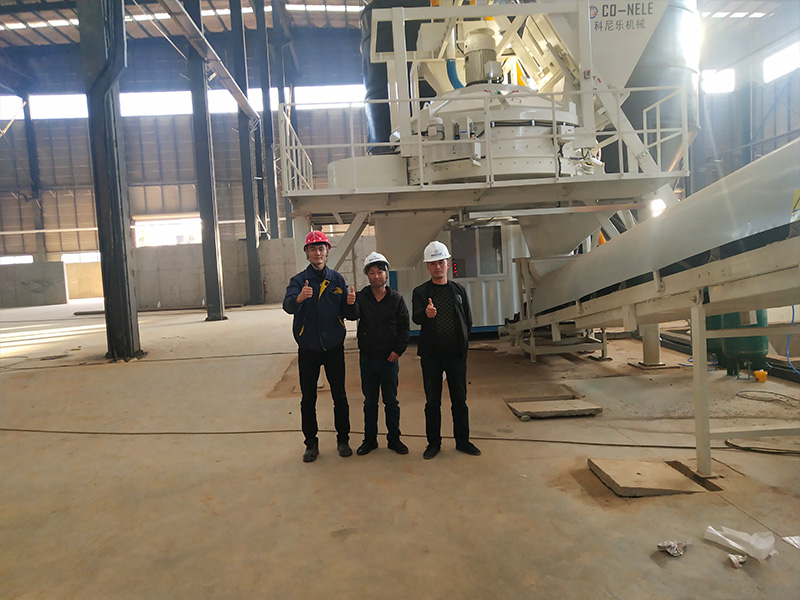 PC xíngxīng shì yùzhì hùnníngtǔ jiǎobàn zhàn zhuāngpèi shì jiànzhú yǐ chéngwéi bìrán qūshì. Rán'ér, chuántǒng yùzhì gòujiàn shēngchǎn chángqí miànlín rénlì chéngběn gāo, shēngchǎn xiàolǜ bōdòng dà, jiǎobàn yún zhí xìngchà yǐjí fèiliào lìyòng lǜ dī děng tòngdiǎn.2025 Nián, āliánqiú PC yùzhì hùnníngtǔ zhìzào shāng yǐnjìnle PC yùzhì qiáng bǎn quán zìdòng shēngchǎnxiàn, bìng pèitào jiànshèle CO-NELE gōngsī de PC zhuānyòng lìzhóu xíngxīng shì hùnníngtǔ jiǎobàn zhàn. Gāi zǔhé fāng'àn zì 2025 nián dì sì jìdù quánmiàn tóuchǎn hòu, bùjǐn shíxiànle “wú rén huà” shēngchǎnxiàn de luòdì, gèng zài gōngyè fèizhā zīyuán huà lìyòng fāngmiàn qǔdéle xiǎnzhù túpò. PC qiáng bǎn quán zìdòng shēngchǎnxiàn——cóng “zhìzào” dào “zhìzào” zài āliánqiú PC yùzhì hùnníngtǔ zhìzào shāng shēngchǎn xiànchǎng, kàn bù dào chuántǒng jiàncái gōngchǎng réntóucuándòng de jǐngxiàng. Quán zhǎng 100 yú mǐ de shēngchǎnxiàn shàng, jǐn yǒu 3 míng jìshù rényuán zài zhōngyāng kòngzhì shì jìnxíng jiānkòng. Zhè biàn shì gāi xiàngmù dì héxīn——PC qīng zhì qiáng bǎn quán zìdòng shēngchǎnxiàn. 1. Gāodù jíchéng de zìdònghuà xìtǒng gāi shēngchǎnxiàn yóu chéngxíng jī xìtǒng, qiēgē jī xìtǒng, shūsòng jī xìtǒng, qǐdiào jī xìtǒng, diàn kòng xìtǒng, qìdòng xìtǒng jí wùliào shūsòng xìtǒng děng bādà fēn xìtǒng wú fèng xiánjiē ér chéng. Zhōngyāng kòngzhì xìtǒng zuòwéi “dànǎo”, tōngguò fèn bù zài quánxiàn de xìnhào cǎiyàng kāiguān, shíshí tiáokòng měi yīdào gōngxù. Zhìnéng kòngzhì móshì: Cǎiyòng “zhōngyāng jìsuànjī zìdòng kòngzhì +shǒudòng bèifèn” de shuāng mó shèjì. Zài zhèngcháng shēngchǎn shí, xìtǒng gēnjù yù shè cānshù zìdòng wánchéng pèiliào, chéngxíng, qiēgē, mǎ duǒ quán liúchéng; zài tiáoshì huò tèshū gōng kuàng xià, gōngchéngshī kě tōngguò shǒudòng cāozuò hé jìnxíng jīngxì huà tiáozhěng, quèbǎo shēngchǎnxiàn de róuxìng shìyìng nénglì. Shùjù huà shēngchǎn guǎnlǐ: Tōngguò MES xìtǒng duìjiē, měi yīkuài chūchǎng de qiáng bǎn dōu bèi fùyǔ wéiyī “shēnfèn zhèng”, jìlùle shēngchǎn shíjiān, cāozuò bānzǔ jí yuánliào pī cì, shíxiànle quán shēngmìng zhōuqí de zhìliàng zhuīsù. 2. Héxīn chéngxíng jìshù dì túpò shēngchǎnxiàn de héxīn zàiyú chéngxíng jī xìtǒng. Běn xiàngmù cǎiyòng de shèbèi jīyú zhèndòng jǐ yā chéngxíng yuánlǐ, zhēnduì PC yùzhì qiáng bǎn zhuānmén yōuhuà. Dì èr zhāng:PC zhuānyòng xíngxīng shì jiǎobàn zhàn——jīngzhǔn gōngnéng de “xīnzàng” rúguǒ shuō chéngxíng jī shì qūgàn, nàme wèi PC shēngchǎnxiàn yuányuán bùduàn tígōng “xiěyè” de, zhèng shì yǔqí jǐnlín jiànshè de PC zhuānyòng hùnníngtǔ jiǎobàn zhàn. Zhēnduì PC yùzhì gòujiàn duì hùnníngtǔ de gāo biāozhǔn yāoqiú, āliánqiú PC yùzhì hùnníngtǔ zhìzào shāng xuǎn pèile CO-NELE gōngsī de CMP1000 lìzhóu xíngxīng shì hùnníngtǔ jiǎobàn zhǔjī. 1. Wèishéme xuǎnzé xíngxīng shì jiǎobàn? PC yùzhì qiáng bǎn, tèbié shì lìyòng gù fèi shēngchǎn de qīng zhì qiáng bǎn, duì hùnníngtǔ de hé yì xìng, yún zhí xìng hé xiānwéi fēnsàn xìng yāoqiú jí gāo. Chuántǒng de shuāng wò zhóu jiǎobànjī wǎngwǎng lìbùcóngxīn. Fùzá de duìliú yùndòng: Lìzhóu xíngxīng shì jiǎobànjī zài gōngzuò shí, jiǎobàn bì wéirào jiǎobàn tǒng zhōngxīn jìnxíng gōngzhuàn de tóngshí, jiǎobàn yèpiàn zìshēn jìn háng gāosù zìzhuǎn. Zhè zhǒng dútè de nìliú xíngxīng shì yùndòng guǐjì, zài jiǎobàn tǒng nèi xíngchéngle jùliè de duōwéi duìliú xúnhuán. Wú sǐjiǎo de jiǎn qiè lì: Fùzá de yùndòng guǐjì quèbǎole wùliào zài tǒng tǐnèi 360 dù wú sǐjiǎo shòudào qiángliè de jiǎn qiè, duìliú hé kuòsàn zuòyòng. Jíshǐ shì zài tiānjiāle duǎn qiè xiānwéi huò yòngliàng jí shǎo de wàijiā jì shí, yě néng zài jí duǎn shíjiān nèi (tōngcháng 60 miǎo nèi) jiāng qí jūnyún fēnsàn yú hùnhé liào zhōng, zhè duìyú bǎozhèng qīng zhì qiáng bǎn de qiángdù yīzhì xìng hé fángzhǐ kāiliè zhì guān zhòngyào. 2. Zhuān wèi PC shēngchǎnxiàn shèjì de jiégòu chuàngxīn gāi PC yùzhì hùnníngtǔ jiǎobàn zhàn zài shèjì zhī chū jiù chōngfèn kǎolǜle xiàyóu PC shēngchǎnxiàn de tèshū xūqiú: CO-NELE xíngxīng shì hùnníngtǔ jiǎobànjī pèibèi duō chūkǒu xiè liào shèjì: Kǎolǜ dào wèilái kěnéng kuòzhǎn dì èr tiáo shènzhì dì sān tiáo PC shēngchǎnxiàn, gāi jiǎobàn zhàn pèizhìle liǎng gè dúlì de xiè liào kǒu. Tōngguò yèyā kòngzhì, yī tái zhǔjī kěyǐ jiāotì xiàng liǎng tiáo bùtóng de shēngchǎnxiàn gōng liào, shíxiànle “yī jī shuāng xiàn”, dàdà jiàngdīle shèbèi tóuzī chéngběn. Tóngshí, zhēnduì PC gòujiàn pèi bǐ yángé de tèdiǎn, pèizhìle shuāng kāimén xiè liào jiégòu hé shuāng sù jìliàng xìtǒng, pèihé jìsuànjī de luòchā zìdòng bǔcháng gōng néng, quèbǎo shuǐní, shuǐ, wàijiā jì de jìliàng jīngdù dádào dòngtài 0.1%Jíbié. Dì sān zhāng: Ànlì xiàoyì fēnxī jīngguò jìn yīgè jìdù de shíjì yùnxíng, āliánqiú PC yùzhì hùnníngtǔ zhì zào shāng de zhè tào zǔhé zhuāngbèi jiāo chūle yī fèn liàng yǎn de chéngjì dān: Shēngchǎn xiàolǜ biāoshēng:PC shēngchǎnxiàn shèjì nénglì wèi dān bān nián chǎn 15 wàn píngfāng mǐ. Zài shíjì yùnxíng zhōng, tōngguò yōuhuà jiǎobàn zhàn gōng liào jiézòu, shíxiànle chéngxíng jī liánxù wěndìng jǐ yā, shíjì chǎnnéng jiējìn shèjì fēngzhí, wánquán mǎnzúle sān bān liánxù yùnzhuǎn de xūqiú. Chǎnpǐn zhí liàng yuèshēng: Xíngxīng shì jiǎobànjī tígōng de jiāng liào shǐdé qiáng bǎn nèibù jiégòu jūnyún, wàiguān píngzhěng dù gāo. Jīng jiǎncè, chǎnpǐn kàng yā qiángdù hé shōusuō zhí jūn yōu yú guójiā biāozhǔn, shīgōng hòu qiáng tǐ kōng gǔ, kāiliè xiànxiàng dàfú jiǎnshǎo. 展开 1,588 PC Planetary Precast Concrete batching Plant PC xíngxīng shì yùzhì hùnníngtǔ jiǎobàn zhàn zhuāngpèi shì jiànzhú yǐ chéngwéi bìrán qūshì. Rán'ér, chuántǒng yùzhì gòujiàn shēngchǎn chángqí miànlín rénlì chéngběn gāo, shēngchǎn xiàolǜ bōdòng dà, jiǎobàn yún zhí xìngchà yǐjí fèiliào lìyòng lǜ dī děng tòngdiǎn.2025 Nián, āliánqiú PC yùzhì hùnníngtǔ zhìzào shāng yǐnjìnle PC yùzhì qiáng bǎn quán zìdòng shēngchǎnxiàn, bìng pèitào jiànshèle CO-NELE gōngsī de PC zhuānyòng lìzhóu xíngxīng shì hùnníngtǔ jiǎobàn zhàn. Gāi zǔhé fāng'àn zì 2025 nián dì sì jìdù quánmiàn tóuchǎn hòu, bùjǐn shíxiànle “wú rén huà” shēngchǎnxiàn de luòdì, gèng zài gōngyè fèizhā zīyuán huà lìyòng fāngmiàn qǔdéle xiǎnzhù túpò. PC qiáng bǎn quán zìdòng shēngchǎnxiàn——cóng “zhìzào” dào “zhìzào” zài āliánqiú PC yùzhì hùnníngtǔ zhìzào shāng shēngchǎn xiànchǎng, kàn bù dào chuántǒng jiàncái gōngchǎng réntóucuándòng de jǐngxiàng. Quán zhǎng 100 yú mǐ de shēngchǎnxiàn shàng, jǐn yǒu 3 míng jìshù rényuán zài zhōngyāng kòngzhì shì jìnxíng jiānkòng. Zhè biàn shì gāi xiàngmù dì héxīn——PC qīng zhì qiáng bǎn quán zìdòng shēngchǎnxiàn. 1. Gāodù jíchéng de zìdònghuà xìtǒng gāi shēngchǎnxiàn yóu chéngxíng jī xìtǒng, qiēgē jī xìtǒng, shūsòng jī xìtǒng, qǐdiào jī xìtǒng, diàn kòng xìtǒng, qìdòng xìtǒng jí wùliào shūsòng xìtǒng děng bādà fēn xìtǒng wú fèng xiánjiē ér chéng. Zhōngyāng kòngzhì xìtǒng zuòwéi “dànǎo”, tōngguò fèn bù zài quánxiàn de xìnhào cǎiyàng kāiguān, shíshí tiáokòng měi yīdào gōngxù. Zhìnéng kòngzhì móshì: Cǎiyòng “zhōngyāng jìsuànjī zìdòng kòngzhì +shǒudòng bèifèn” de shuāng mó shèjì. Zài zhèngcháng shēngchǎn shí, xìtǒng gēnjù yù shè cānshù zìdòng wánchéng pèiliào, chéngxíng, qiēgē, mǎ duǒ quán liúchéng; zài tiáoshì huò tèshū gōng kuàng xià, gōngchéngshī kě tōngguò shǒudòng cāozuò hé jìnxíng jīngxì huà tiáozhěng, quèbǎo shēngchǎnxiàn de róuxìng shìyìng nénglì. Shùjù huà shēngchǎn guǎnlǐ: Tōngguò MES xìtǒng duìjiē, měi yīkuài chūchǎng de qiáng bǎn dōu bèi fùyǔ wéiyī “shēnfèn zhèng”, jìlùle shēngchǎn shíjiān, cāozuò bānzǔ jí yuánliào pī cì, shíxiànle quán shēngmìng zhōuqí de zhìliàng zhuīsù. 2. Héxīn chéngxíng jìshù dì túpò shēngchǎnxiàn de héxīn zàiyú chéngxíng jī xìtǒng. Běn xiàngmù cǎiyòng de shèbèi jīyú zhèndòng jǐ yā chéngxíng yuánlǐ, zhēnduì PC yùzhì qiáng bǎn zhuānmén yōuhuà. Dì èr zhāng:PC zhuānyòng xíngxīng shì jiǎobàn zhàn——jīngzhǔn gōngnéng de “xīnzàng” rúguǒ shuō chéngxíng jī shì qūgàn, nàme wèi PC shēngchǎnxiàn yuányuán bùduàn tígōng “xiěyè” de, zhèng shì yǔqí jǐnlín jiànshè de PC zhuānyòng hùnníngtǔ jiǎobàn zhàn. Zhēnduì PC yùzhì gòujiàn duì hùnníngtǔ de gāo biāozhǔn yāoqiú, āliánqiú PC yùzhì hùnníngtǔ zhìzào shāng xuǎn pèile CO-NELE gōngsī de CMP1000 lìzhóu xíngxīng shì hùnníngtǔ jiǎobàn zhǔjī. 1. Wèishéme xuǎnzé xíngxīng shì jiǎobàn? PC yùzhì qiáng bǎn, tèbié shì lìyòng gù fèi shēngchǎn de qīng zhì qiáng bǎn, duì hùnníngtǔ de hé yì xìng, yún zhí xìng hé xiānwéi fēnsàn xìng yāoqiú jí gāo. Chuántǒng de shuāng wò zhóu jiǎobànjī wǎngwǎng lìbùcóngxīn. Fùzá de duìliú yùndòng: Lìzhóu xíngxīng shì jiǎobànjī zài gōngzuò shí, jiǎobàn bì wéirào jiǎobàn tǒng zhōngxīn jìnxíng gōngzhuàn de tóngshí, jiǎobàn yèpiàn zìshēn jìn háng gāosù zìzhuǎn. Zhè zhǒng dútè de nìliú xíngxīng shì yùndòng guǐjì, zài jiǎobàn tǒng nèi xíngchéngle jùliè de duōwéi duìliú xúnhuán. Wú sǐjiǎo de jiǎn qiè lì: Fùzá de yùndòng guǐjì quèbǎole wùliào zài tǒng tǐnèi 360 dù wú sǐjiǎo shòudào qiángliè de jiǎn qiè, duìliú hé kuòsàn zuòyòng. Jíshǐ shì zài tiānjiāle duǎn qiè xiānwéi huò yòngliàng jí shǎo de wàijiā jì shí, yě néng zài jí duǎn shíjiān nèi (tōngcháng 60 miǎo nèi) jiāng qí jūnyún fēnsàn yú hùnhé liào zhōng, zhè duìyú bǎozhèng qīng zhì qiáng bǎn de qiángdù yīzhì xìng hé fángzhǐ kāiliè zhì guān zhòngyào. 2. Zhuān wèi PC shēngchǎnxiàn shèjì de jiégòu chuàngxīn gāi PC yùzhì hùnníngtǔ jiǎobàn zhàn zài shèjì zhī chū jiù chōngfèn kǎolǜle xiàyóu PC shēngchǎnxiàn de tèshū xūqiú: CO-NELE xíngxīng shì hùnníngtǔ jiǎobànjī pèibèi duō chūkǒu xiè liào shèjì: Kǎolǜ dào wèilái kěnéng kuòzhǎn dì èr tiáo shènzhì dì sān tiáo PC shēngchǎnxiàn, gāi jiǎobàn zhàn pèizhìle liǎng gè dúlì de xiè liào kǒu. Tōngguò yèyā kòngzhì, yī tái zhǔjī kěyǐ jiāotì xiàng liǎng tiáo bùtóng de shēngchǎnxiàn gōng liào, shíxiànle “yī jī shuāng xiàn”, dàdà jiàngdīle shèbèi tóuzī chéngběn. Tóngshí, zhēnduì PC gòujiàn pèi bǐ yángé de tèdiǎn, pèizhìle shuāng kāimén xiè liào jiégòu hé shuāng sù jìliàng xìtǒng, pèihé jìsuànjī de luòchā zìdòng bǔcháng gōng néng, quèbǎo shuǐní, shuǐ, wàijiā jì de jìliàng jīngdù dádào dòngtài 0.1%Jíbié. Dì sān zhāng: Ànlì xiàoyì fēnxī jīngguò jìn yīgè jìdù de shíjì yùnxíng, āliánqiú PC yùzhì hùnníngtǔ zhì zào shāng de zhè tào zǔhé zhuāngbèi jiāo chūle yī fèn liàng yǎn de chéngjì dān: Shēngchǎn xiàolǜ biāoshēng:PC shēngchǎnxiàn shèjì nénglì wèi dān bān nián chǎn 15 wàn píngfāng mǐ. Zài shíjì yùnxíng zhōng, tōngguò yōuhuà jiǎobàn zhàn gōng liào jiézòu, shíxiànle chéngxíng jī liánxù wěndìng jǐ yā, shíjì chǎnnéng jiējìn shèjì fēngzhí, wánquán mǎnzúle sān bān liánxù yùnzhuǎn de xūqiú. Chǎnpǐn zhí liàng yuèshēng: Xíngxīng shì jiǎobànjī tígōng de jiāng liào shǐdé qiáng bǎn nèibù jiégòu jūnyún, wàiguān píngzhěng dù gāo. Jīng jiǎncè, chǎnpǐn kàng yā qiángdù hé shōusuō zhí jūn yōu yú guójiā biāozhǔn, shīgōng hòu qiáng tǐ kōng gǔ, kāiliè xiànxiàng dàfú jiǎnshǎo. 展开 1,588 PC Planetary Precast Concrete batching Plant